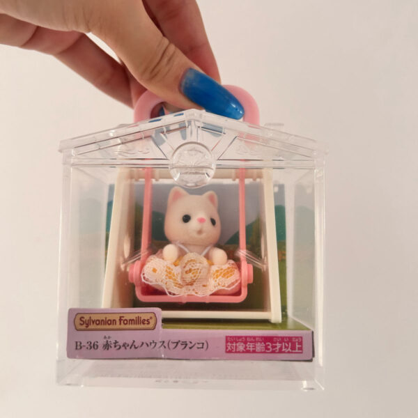 Sylvanian Families Baby House Blanco Columpio